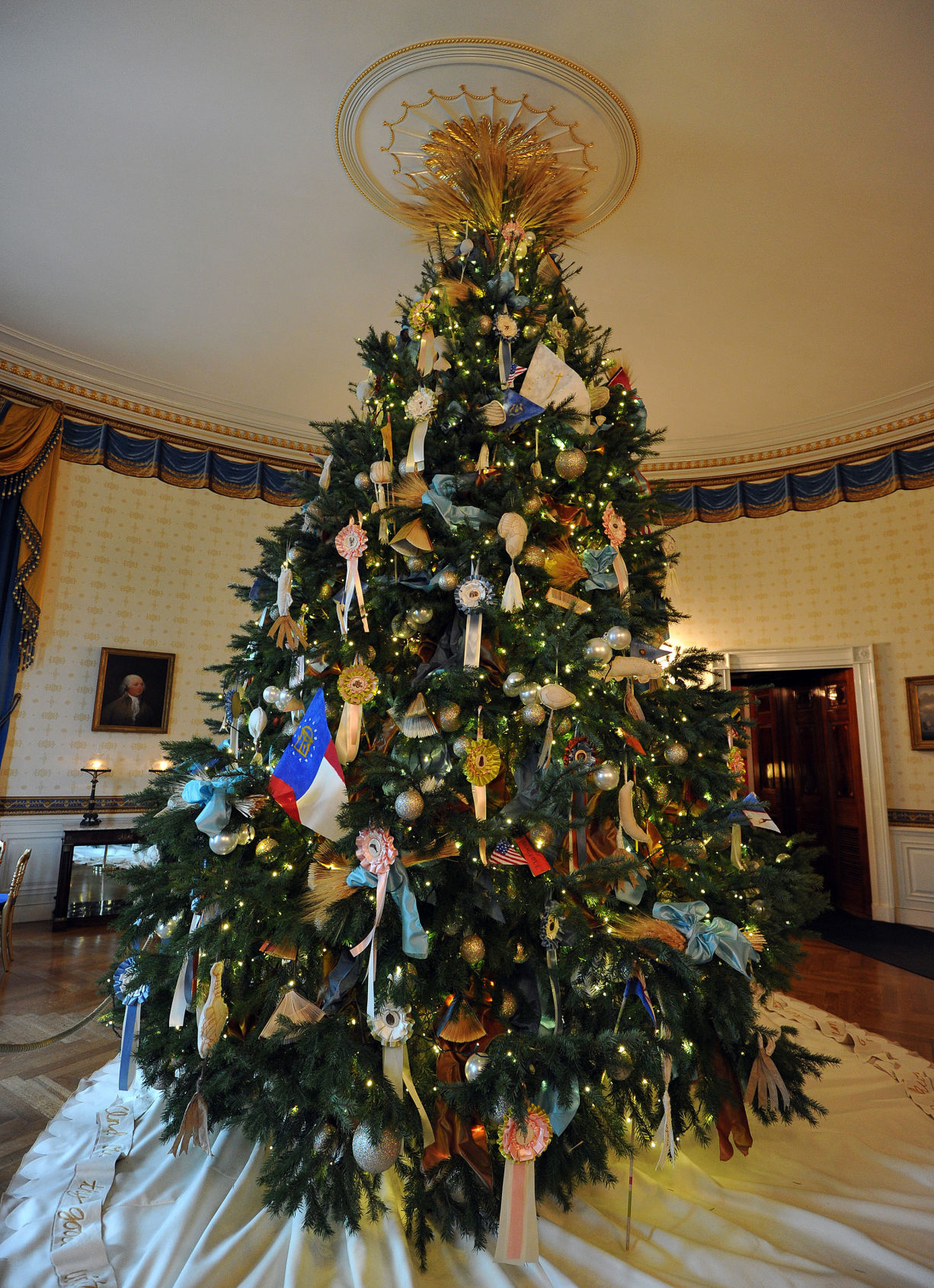 Obama Blue Room Christmas tree (2010)